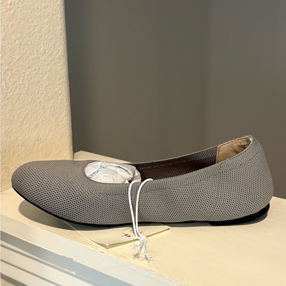 Amazon Essentials Women's Belice Ballet Flat - Gray Microfiber Size 5 (Tried On) - Picture 3 of 11